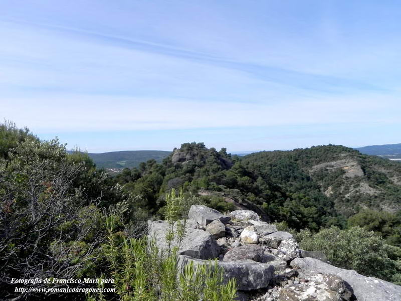 Montículo del Castiello desde la iglesia